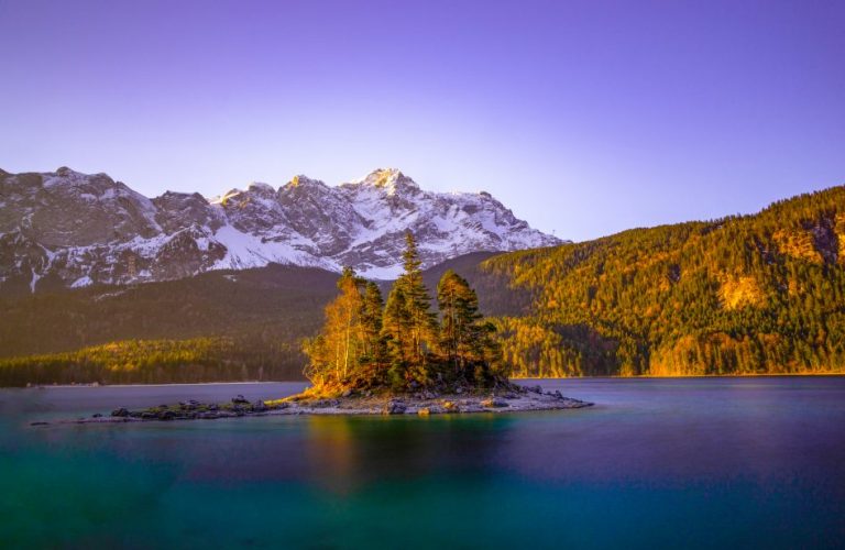 Früher Morgen am Eibsee, Zugspitze im Hintergrund